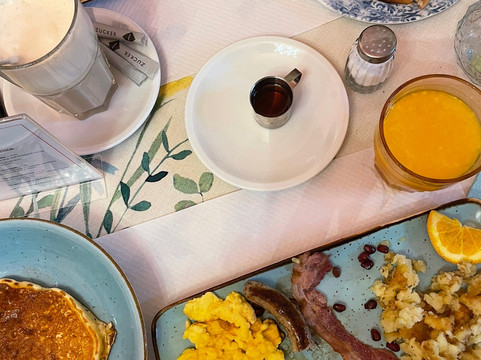 Mona's American Style Breakfast