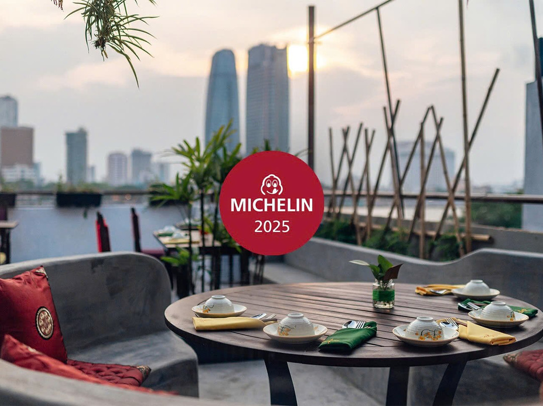 Shamballa Vegetarian, Greenhouse & Rooftop Bar