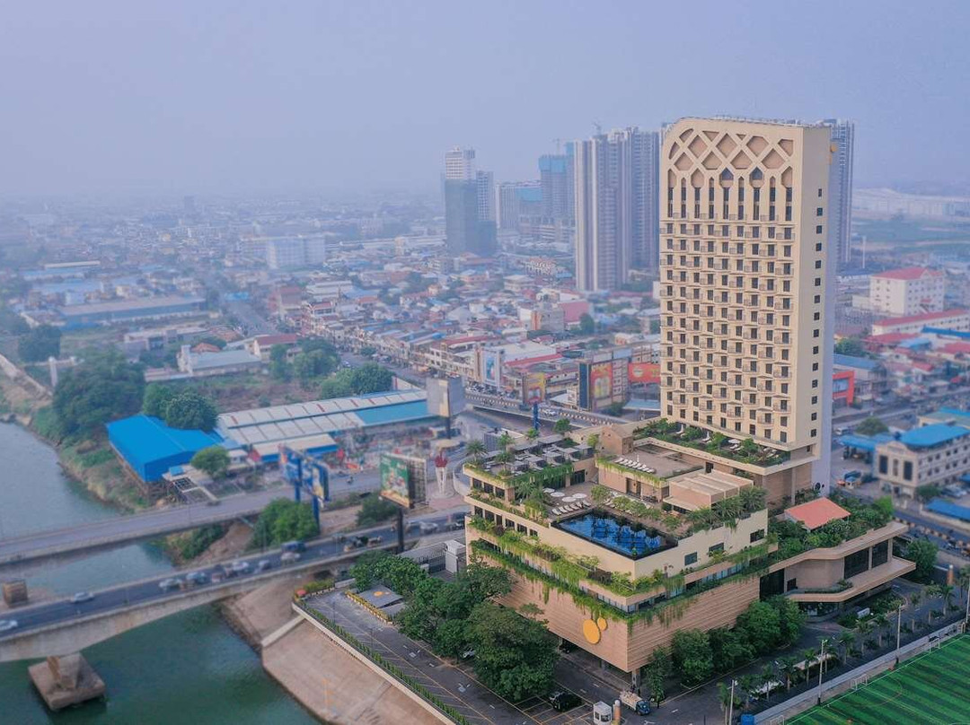 Sun & Moon, Riverside Hotel
