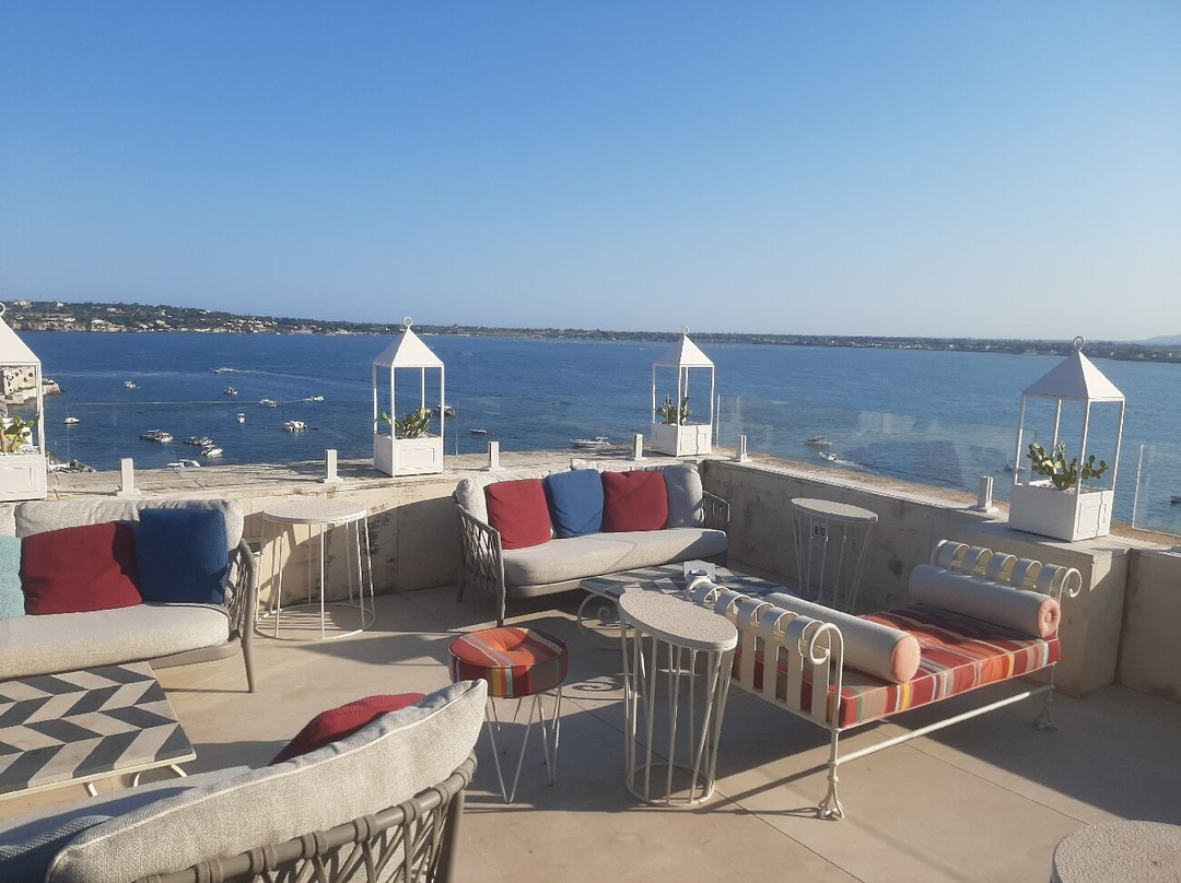 Clou Lounge Bar & Restaurant