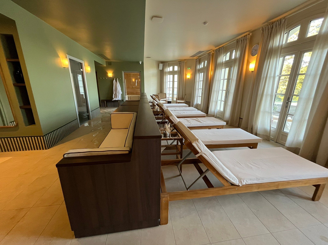 德拉图尔城堡酒店主图