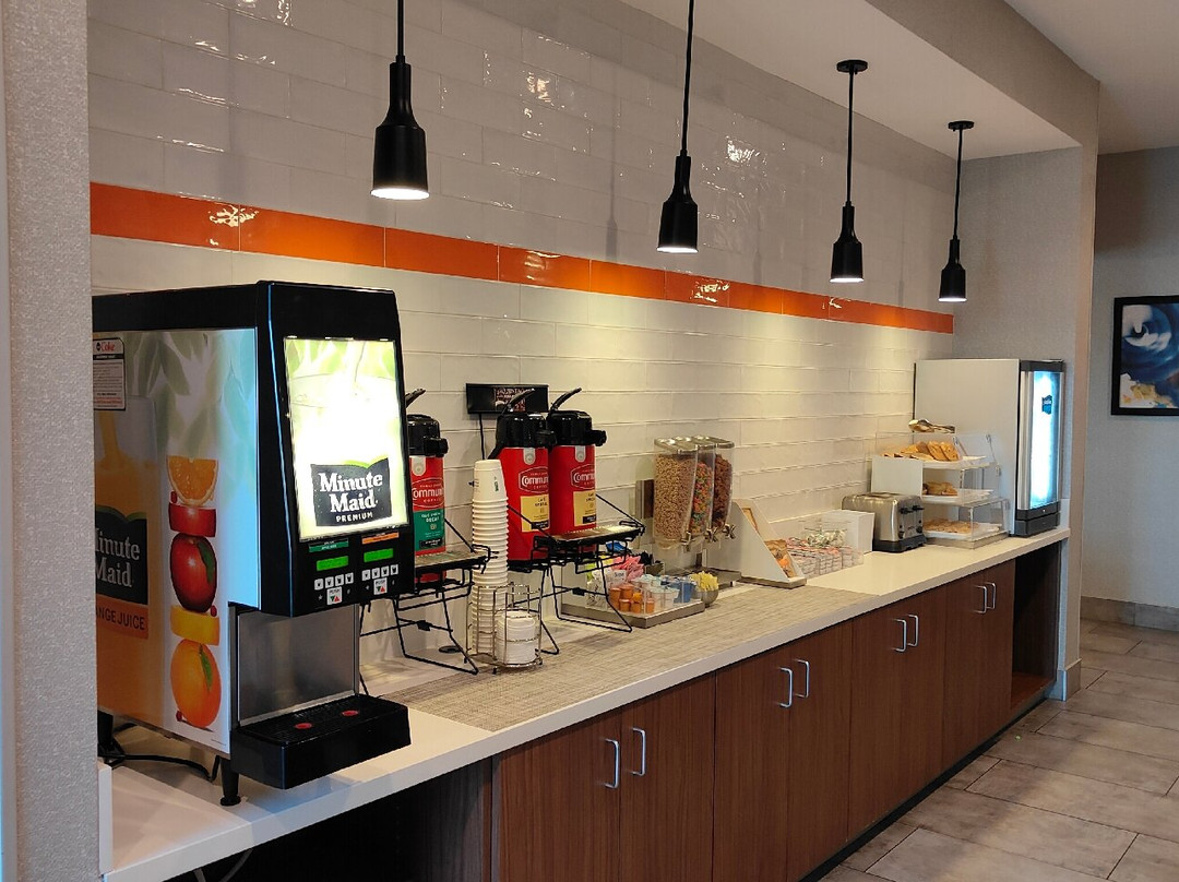 La Quinta Inn & Suites by Wyndham Del Rio主图