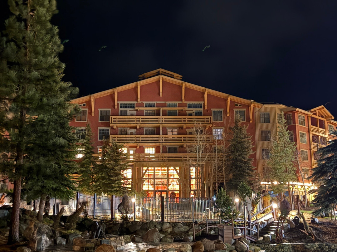 村庄小屋酒店主图