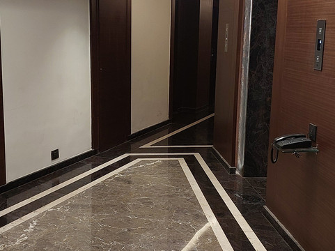 苏拉特洛兹广场酒店、主图