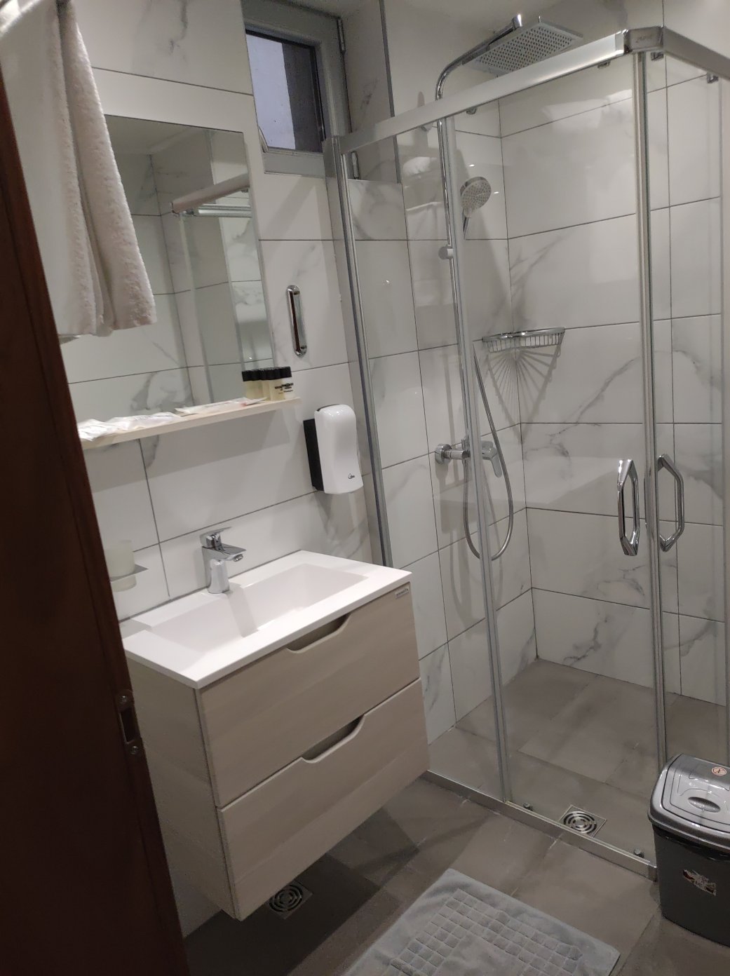 Paint It Black Hotel & Spa-浴室