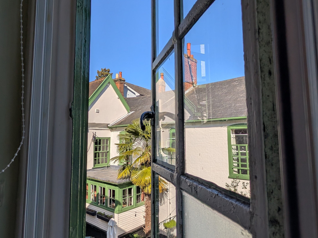 The Crown Hotel主图