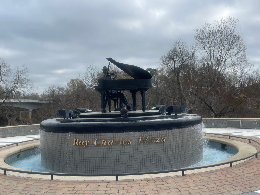 阿尔巴尼希尔顿花园酒店主图