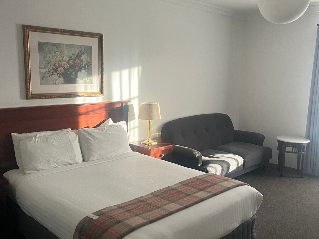 劳森河滨套房酒店主图