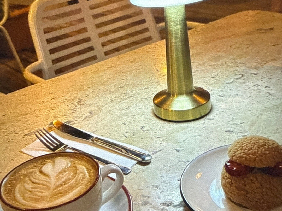 De Lucci Coffee House