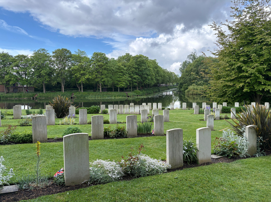 Ramparts Cemetery-伊普尔必去景点
