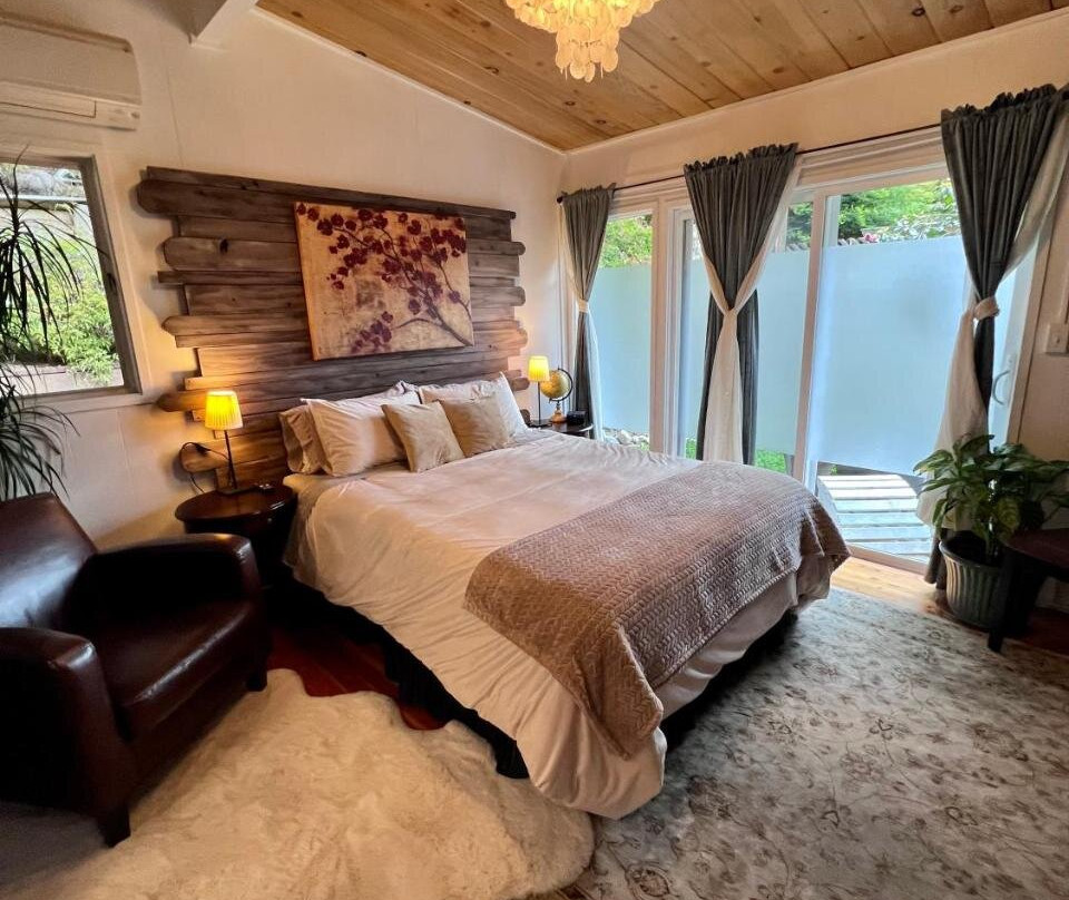 Arcata Forest Retreat Peaceful Redwood Suite 5 min to Downtown Arcata w Private Patio Fountain & Fire Pit