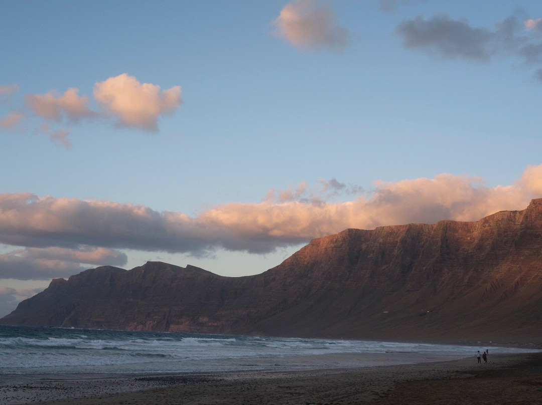 Red Star Surf-Caleta de Famara必去景点