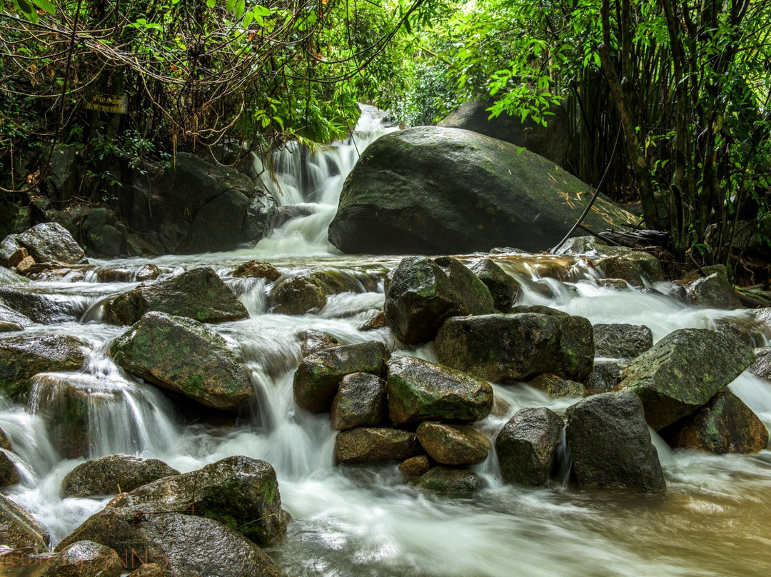 Krathing Waterfall景点图片