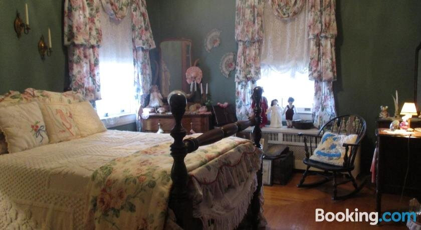 Near I-64, Historic Victorian Home For 2-hinton Wv-romantic Accommodations Near Sandstone Falls, Bluestone Lake & Dam, Pipestem Resort