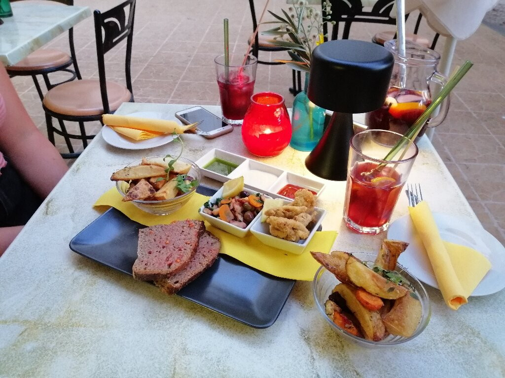 Marie E Oli's
