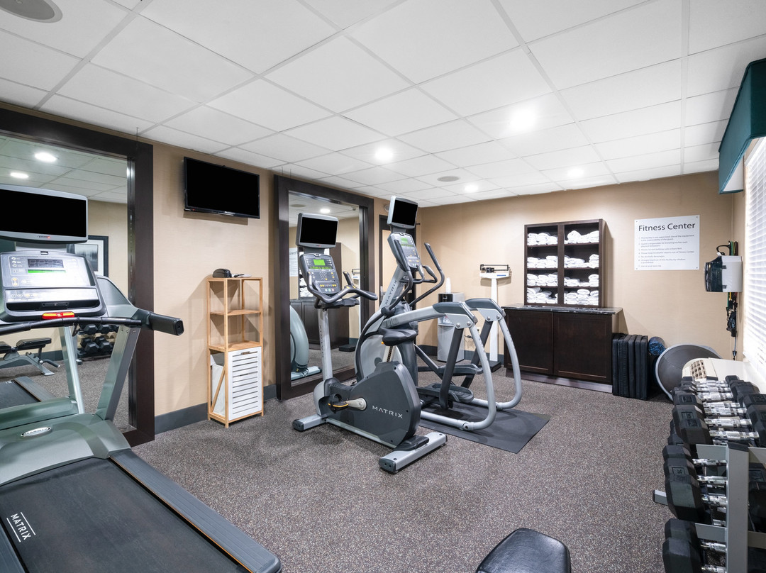 阿什兰快捷假日套房酒店主图