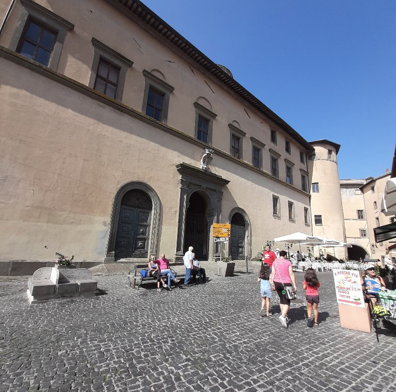 Piazza Umberto I in Nemi-Nemi必去景点