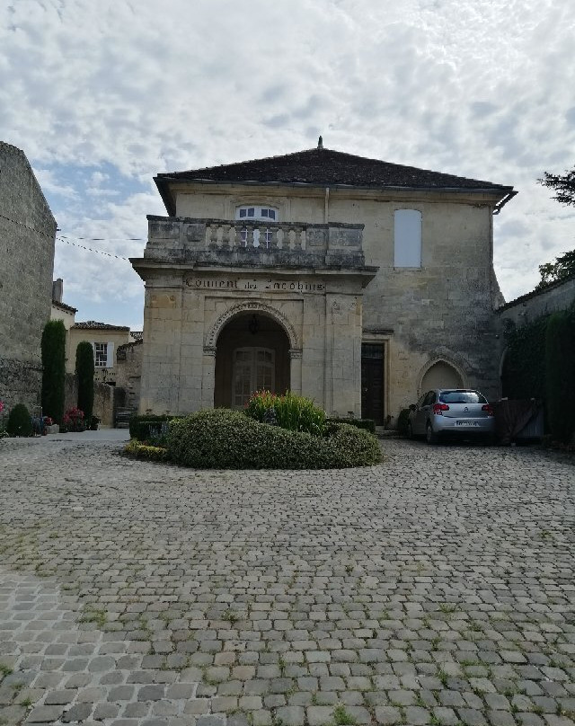 Saint Emilion Wine Tour by Cabriolet Coach-圣埃美隆必去景点