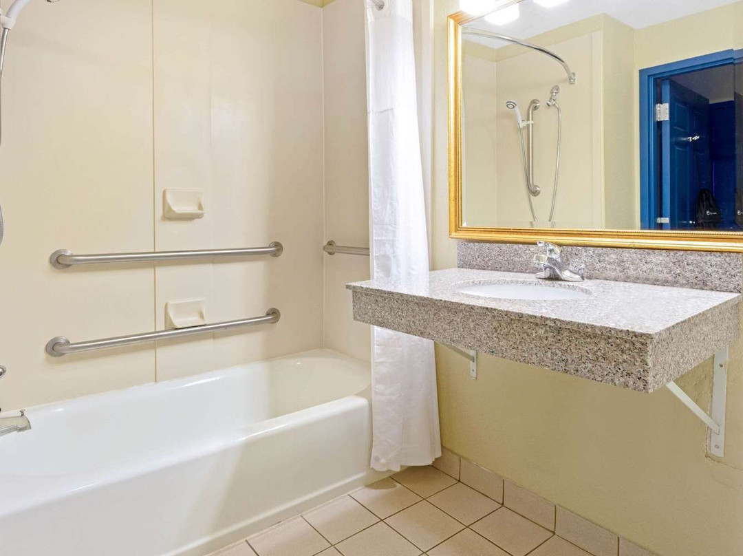 La Quinta Inn & Suites by Wyndham Shawnee主图