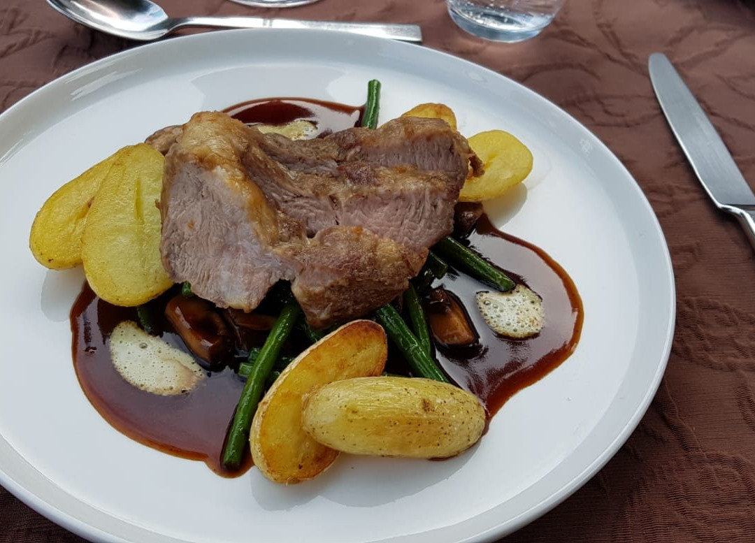 野玫瑰酒店主图