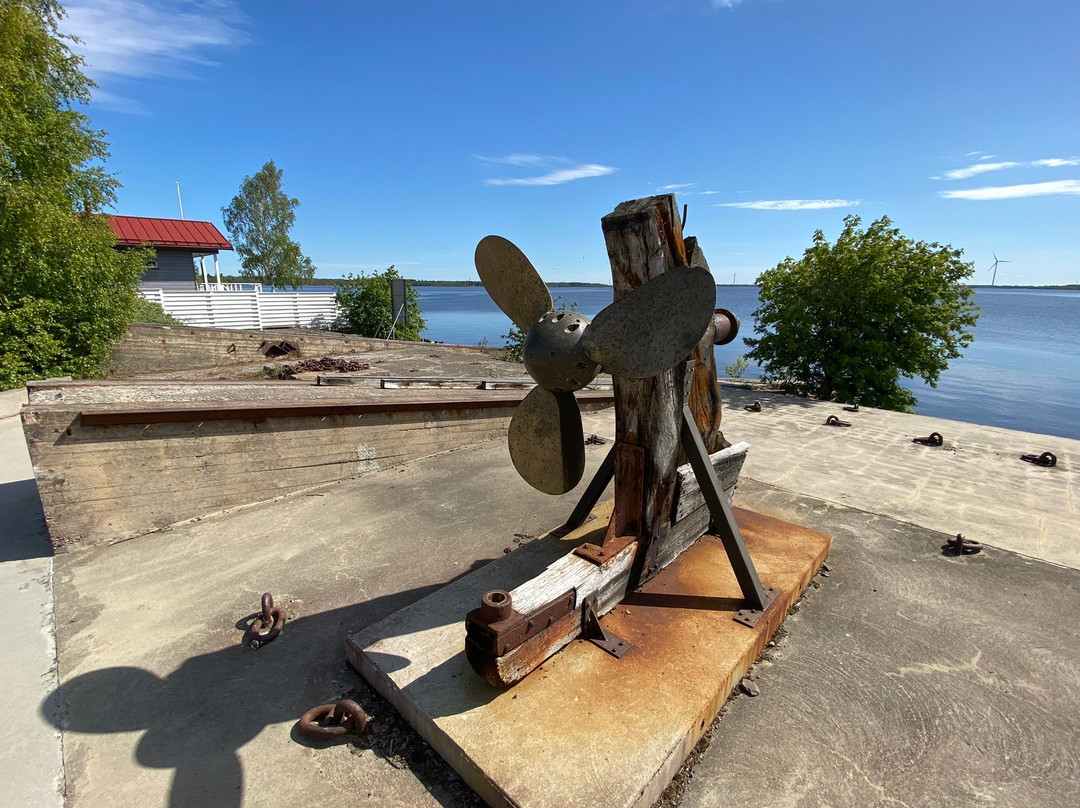 Eikanpuisto ja Reposaaren konepajan muistomerkki-Reposaari必去景点