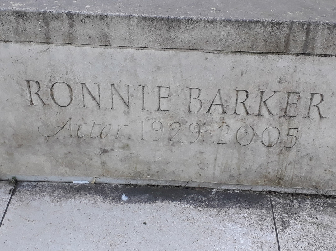 Ronnie Barker Statue景点图片