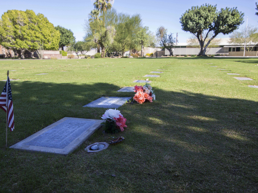Frank Sinatra Gravesite-大教堂城必去景点