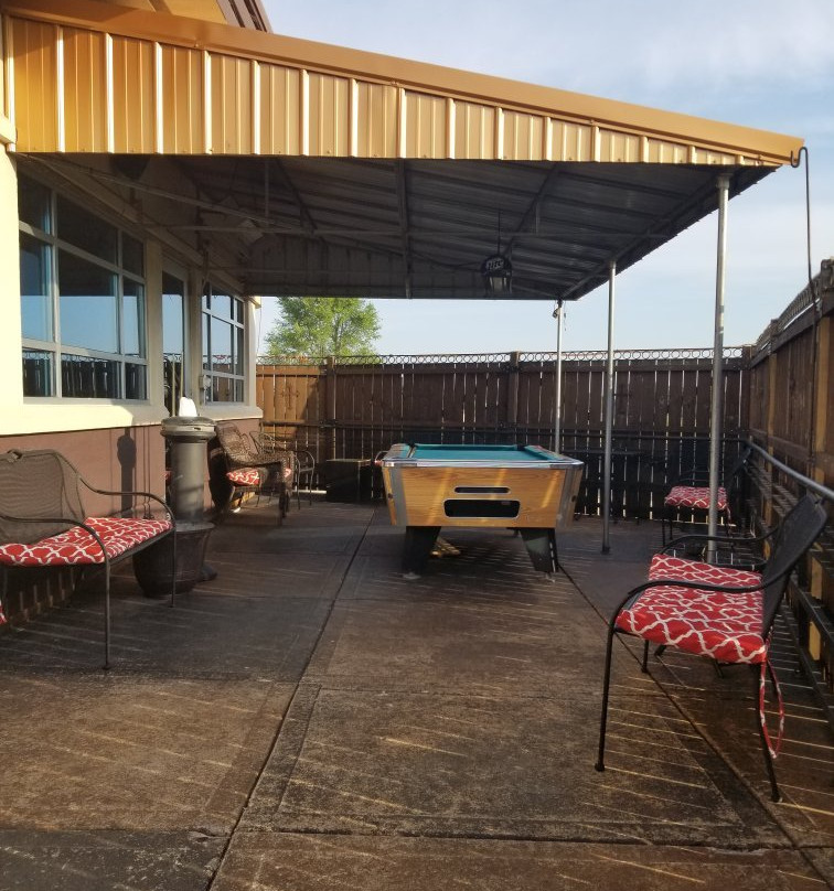 Caledonia旅游景点-RBI BAR AND RESTAURANT