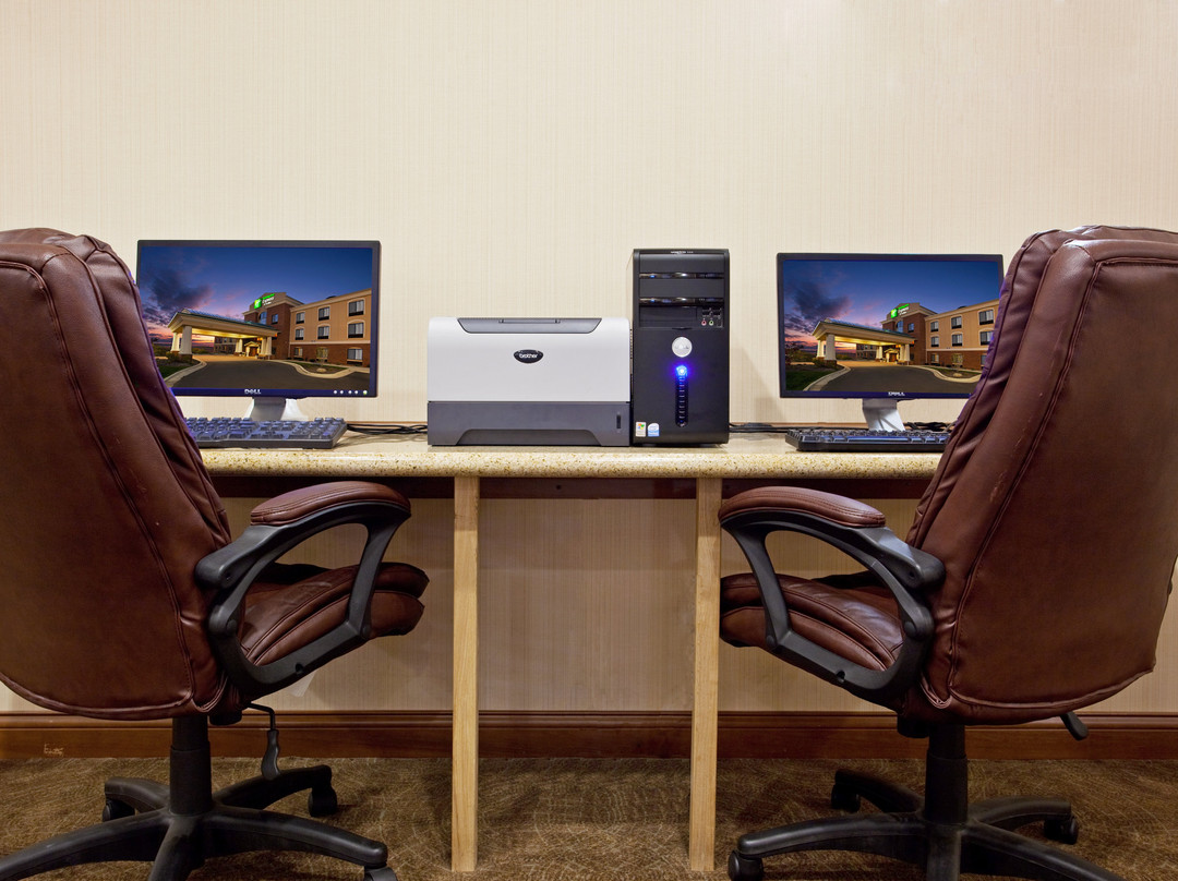 霍威尔快捷假日&套房酒店主图