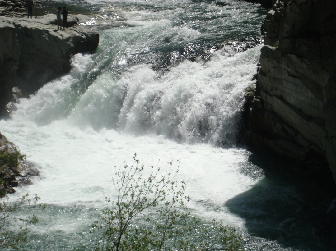 Aharbal Waterfall景点图片