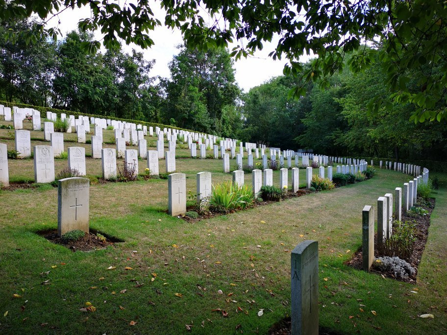 Authuille Military Cemetery景点图片