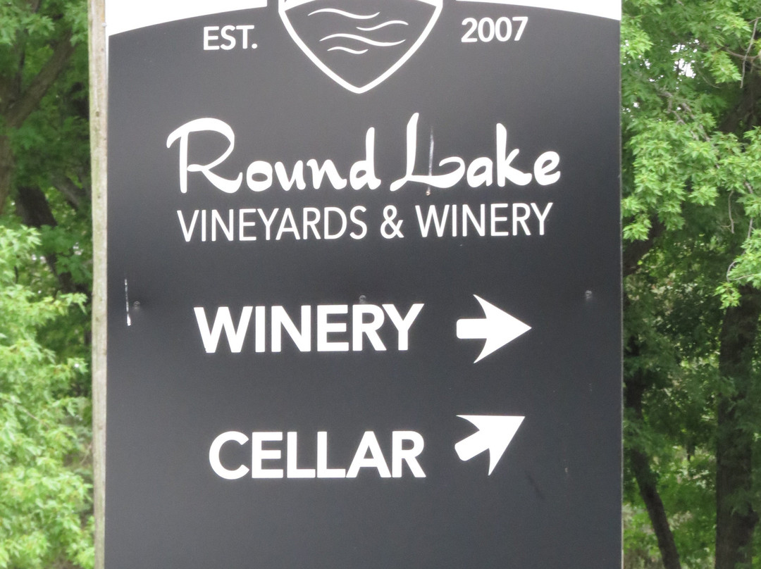 Round Lake Vineyards & Winery景点图片