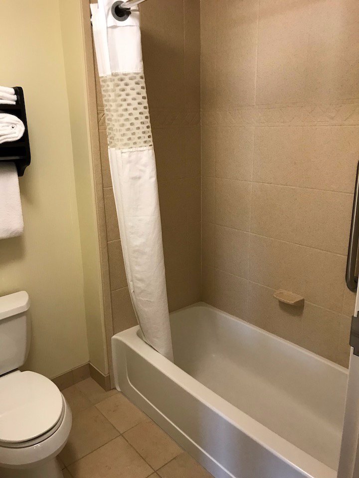 Hampton Inn & Suites Plattsburgh-浴室