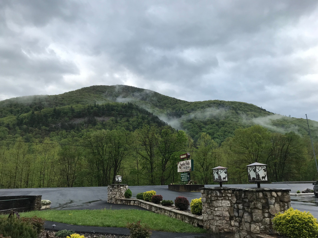 Smoke Hole Caverns & Log Cabin Resort主图
