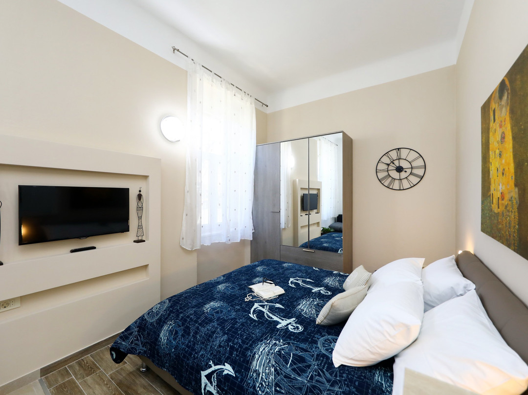 Apartments & Rooms Kolovare Beach主图