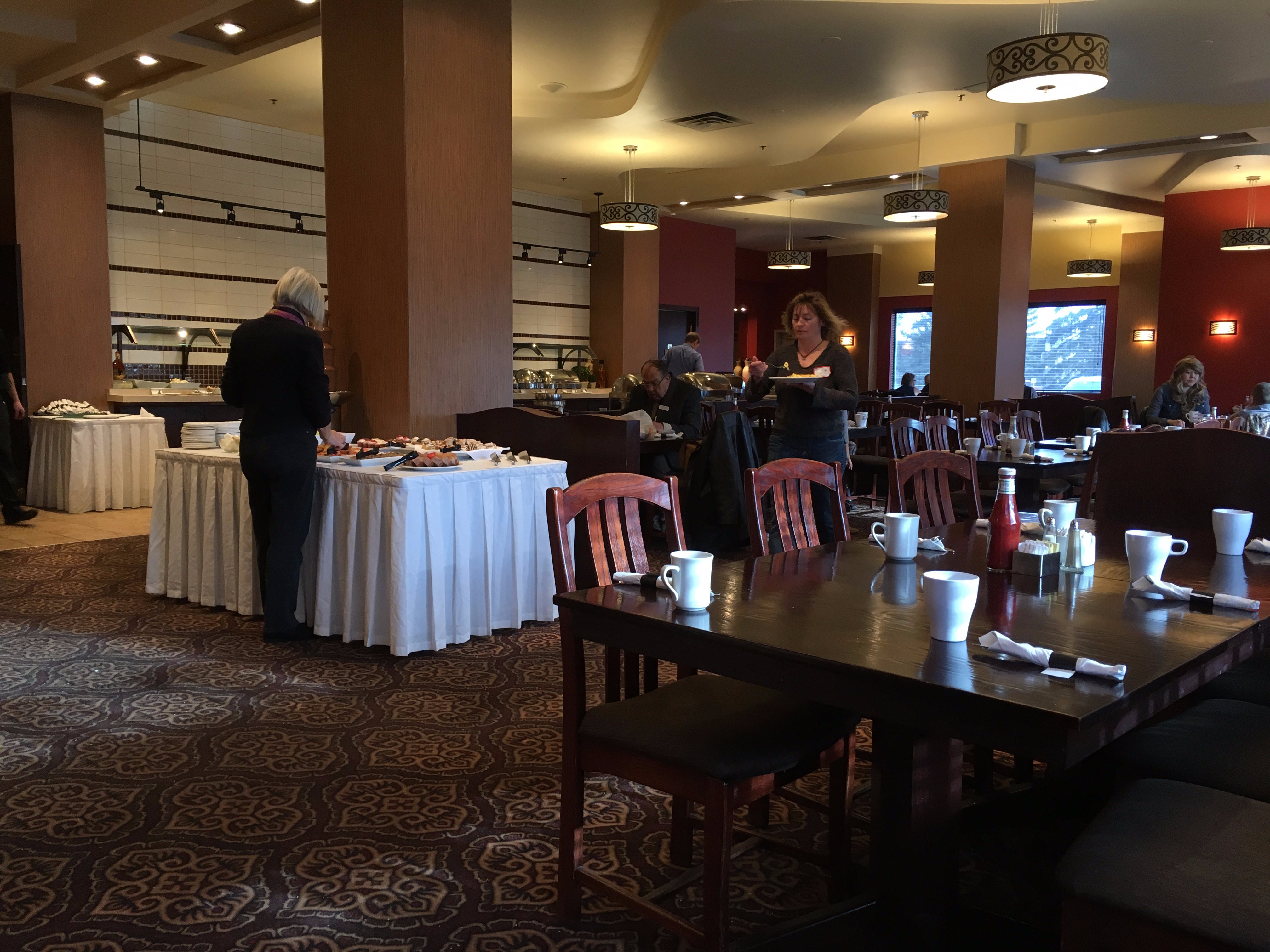 Divya Sutra Plaza and Conference Centre Calgary Airport-餐饮