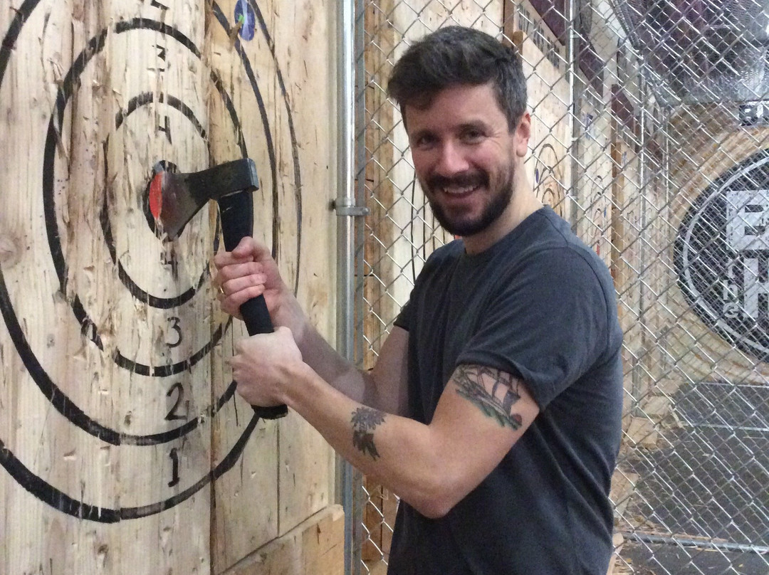 Bury the Hatchet Brooklyn - Axe Throwing-布鲁克林必去景点