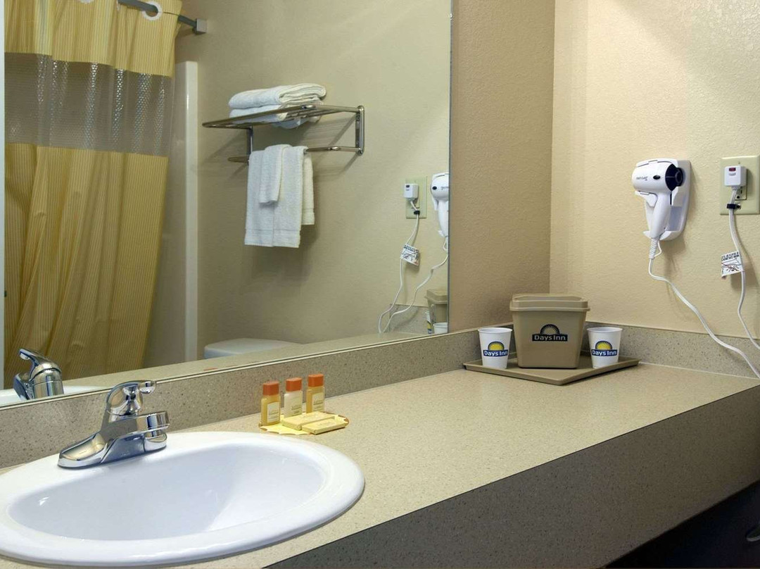 中心戴斯酒店主图