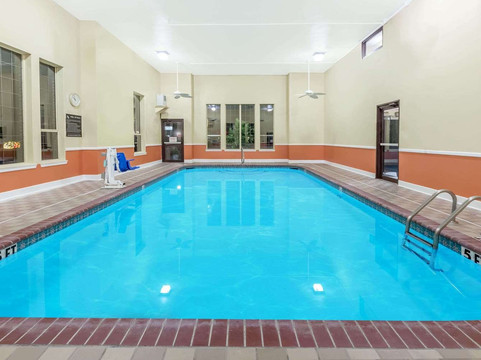 派恩布拉夫速8酒店主图