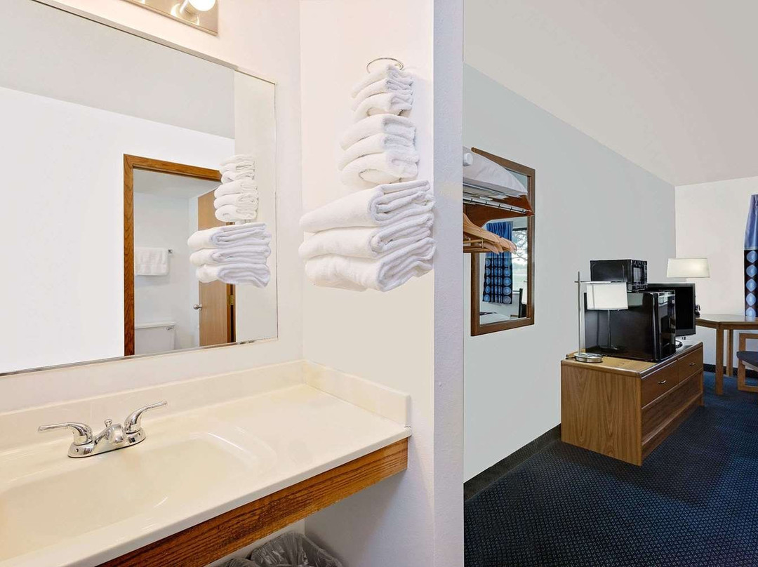 Super 8 by Wyndham St. James主图