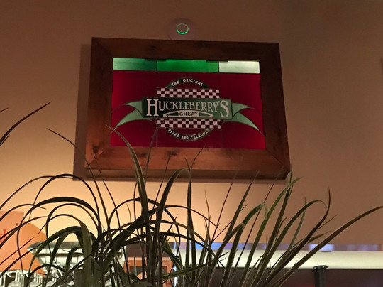 罗克艾兰餐馆和美食-Huckleberry's pizza & calzones