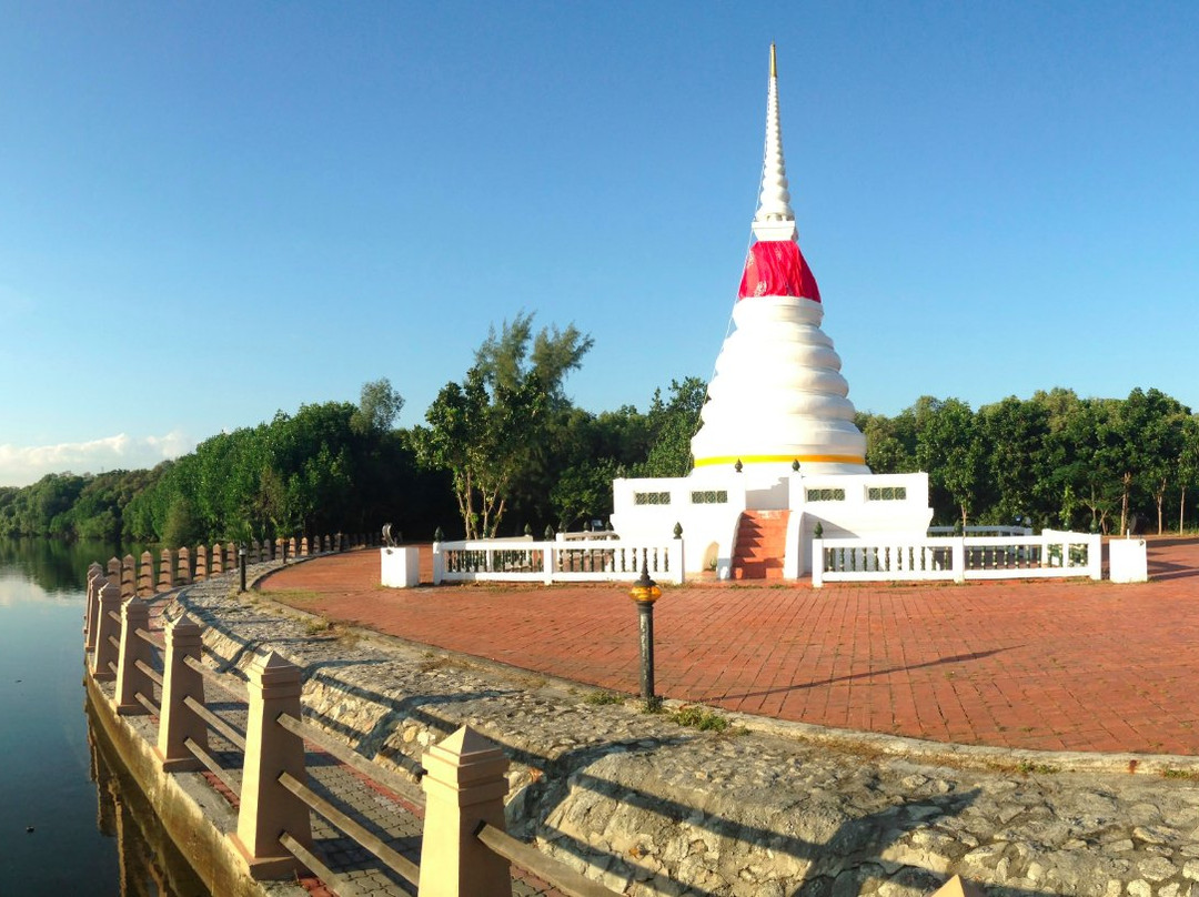 Phra Chedi Klang Nam-罗勇必去景点