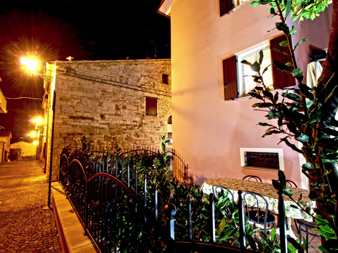 Serra Sant'Abbondio酒店住宿-Romantico B&B