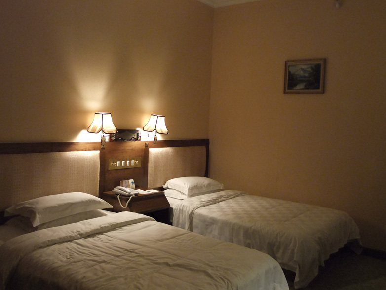 珠海拱北口岸希尔顿欢朋酒店-客卧