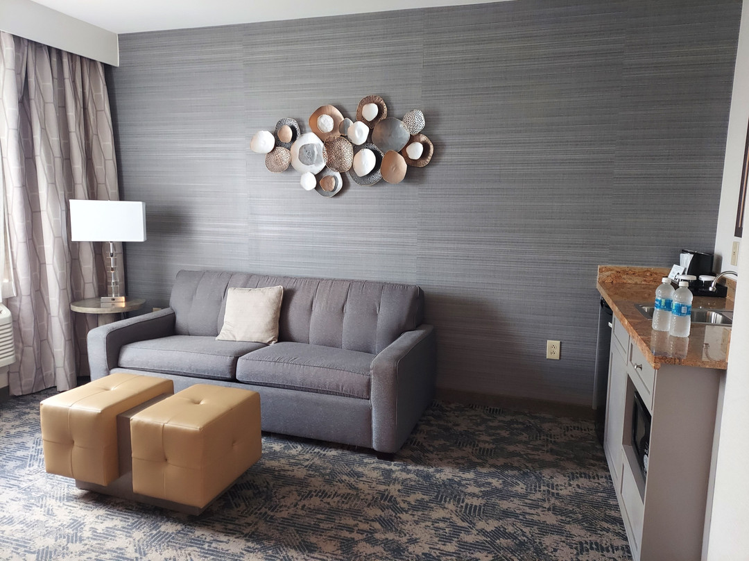 波特兰希尔顿合博套房酒店主图