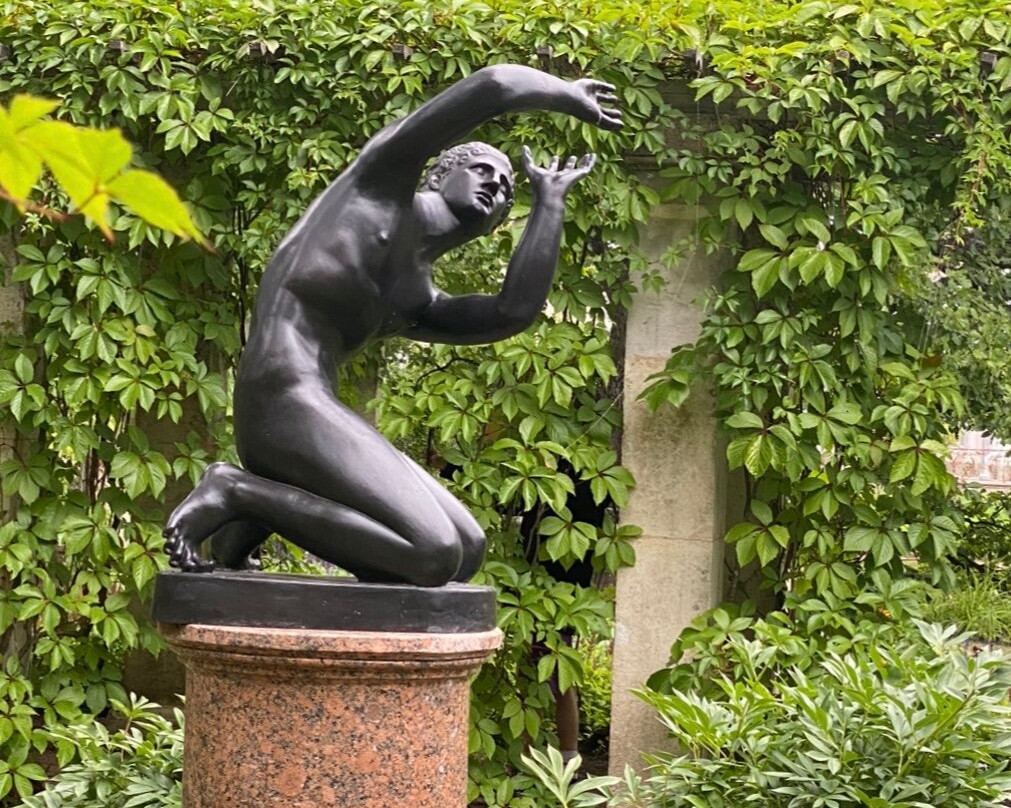 Statue of Ilioneus in the Pergola-Lomonosov必去景点