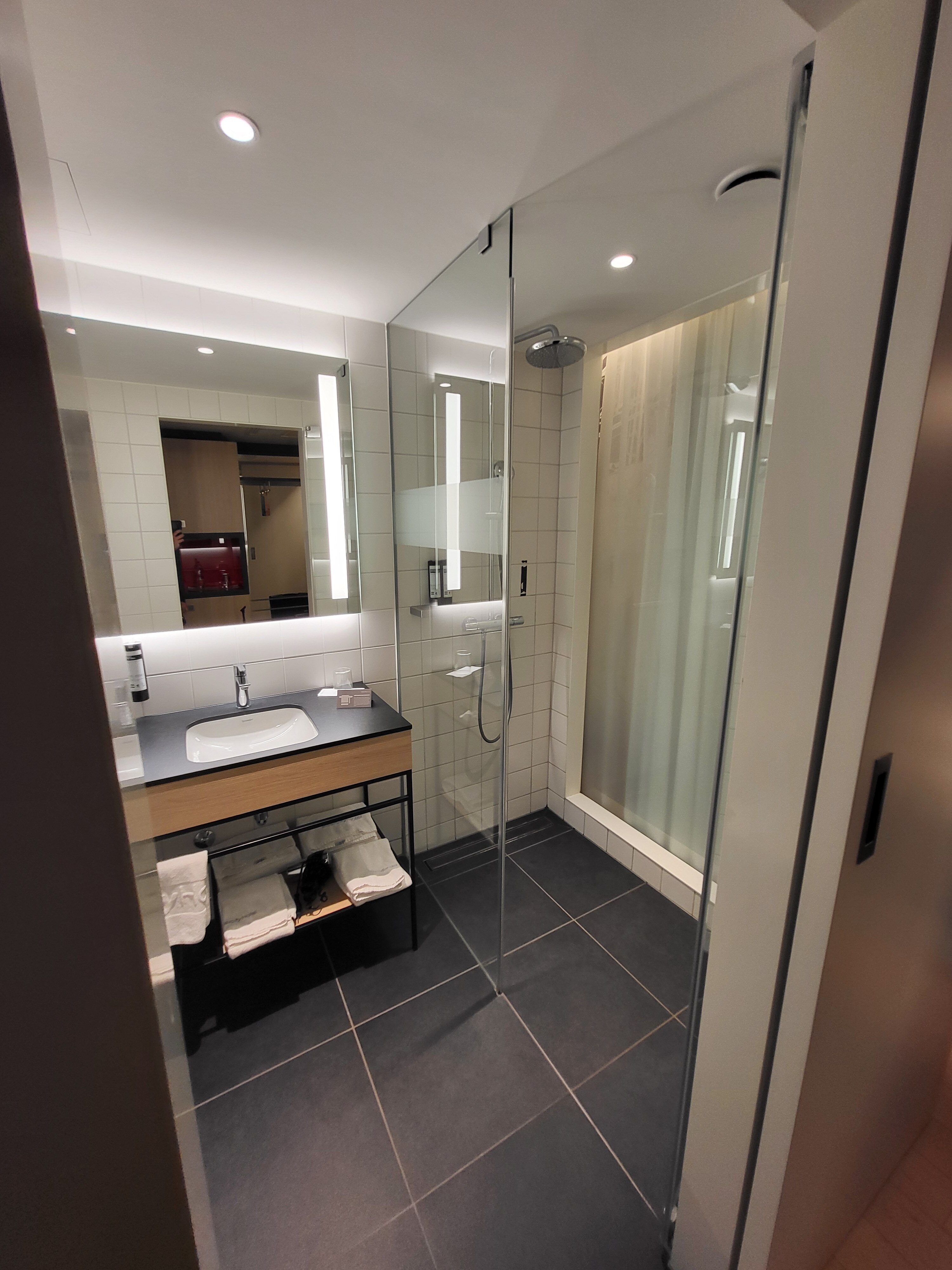IntercityHotel Zurich Airport-浴室