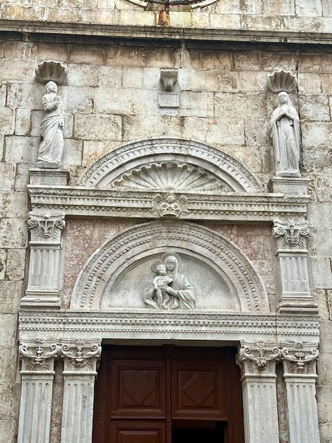 Church of St Mary of the Snow-Cres必去景点