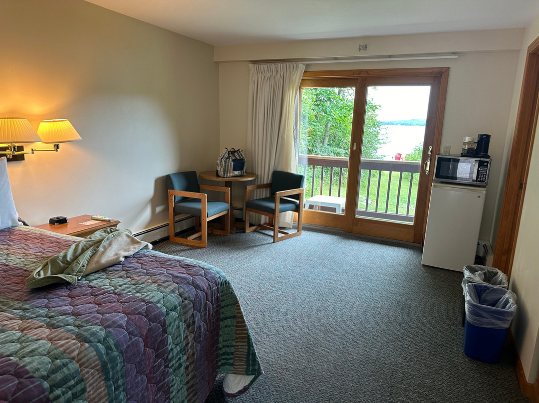 Chalet Moosehead Lakefront Lodging主图