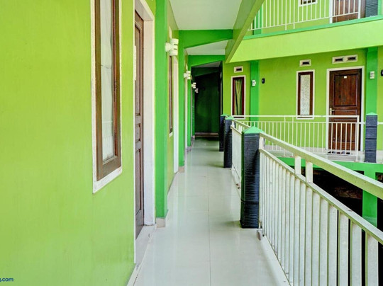 OYO Life 92919 Kost Wijaya Kusuma Lake Syariah